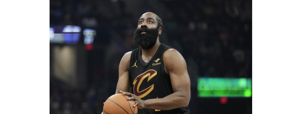James Harden se ha convertido en un blanco fácil para sus oponentes James Harden se ha convertido en un blanco fácil para sus oponentes