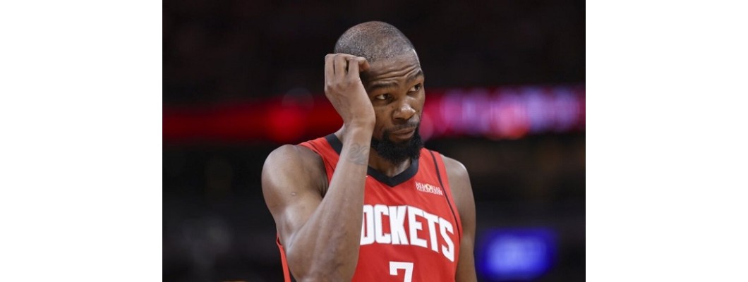 Kevin Durant reflexiona sobre un plan de juego durante un partido de los Golden State Warriors