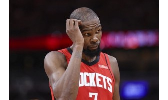 Kevin Durant reflexiona sobre un plan de juego durante un partido de los Golden State Warriors