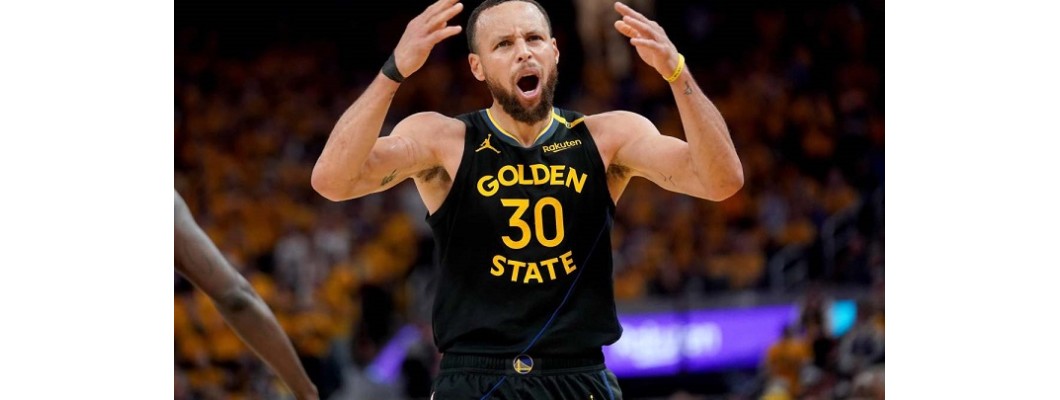 Stephen Curry se retiró del partido por primera vez en su carrera debido a una distensión muscular Stephen Curry se retiró del partido por primera vez en su carrera debido a una distensión muscular